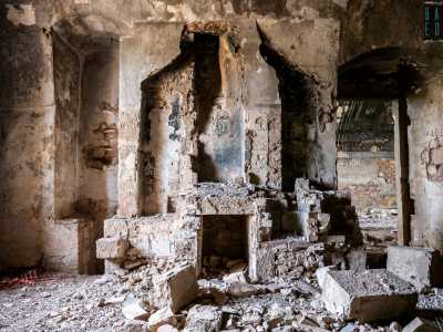 Completano il pian terreno un vano con un camino di impianto medievale...
